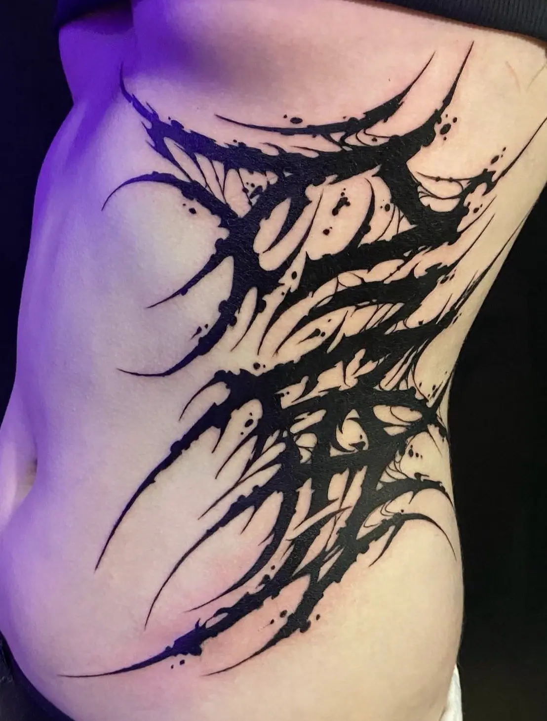 Dark ornamental em preto na lateral do tronco