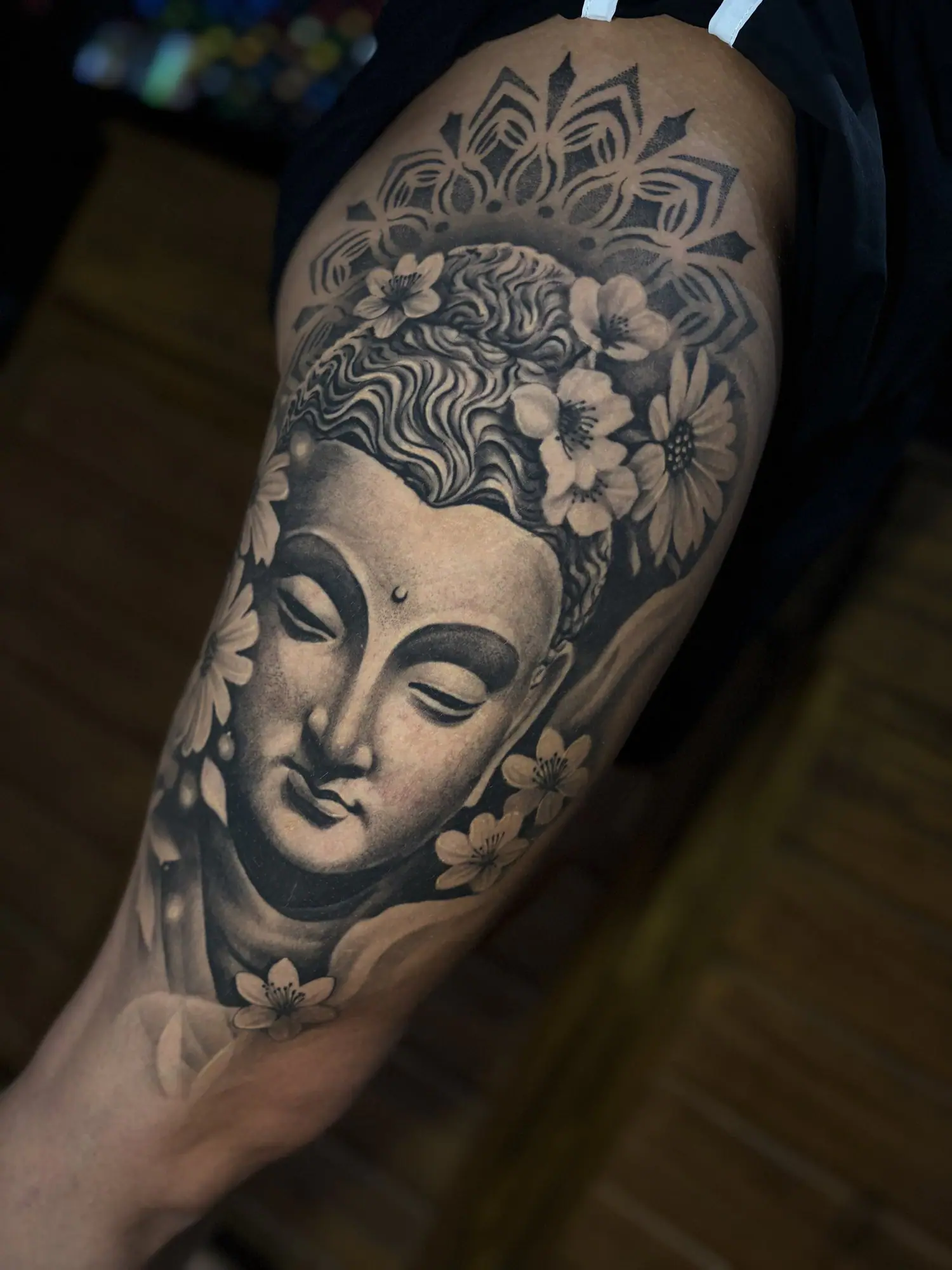 Rosto de Buda com mandala em realismo no braço