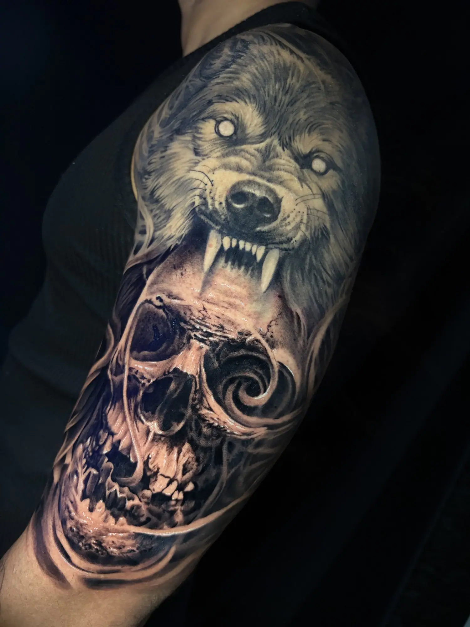 Lobo sobre caveira em realismo no braço