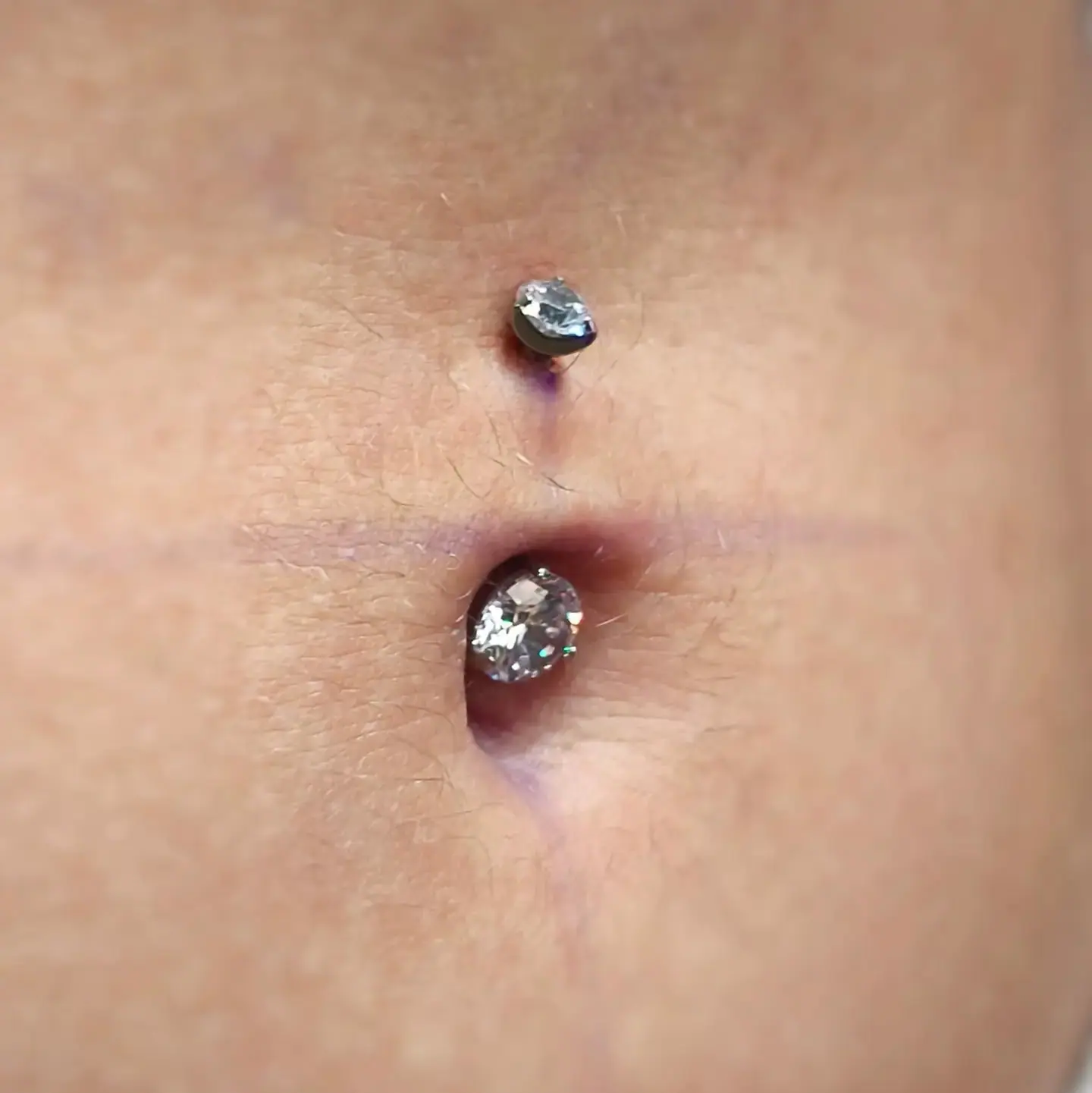 Piercing no umbigo com joia de titânio e zircônia