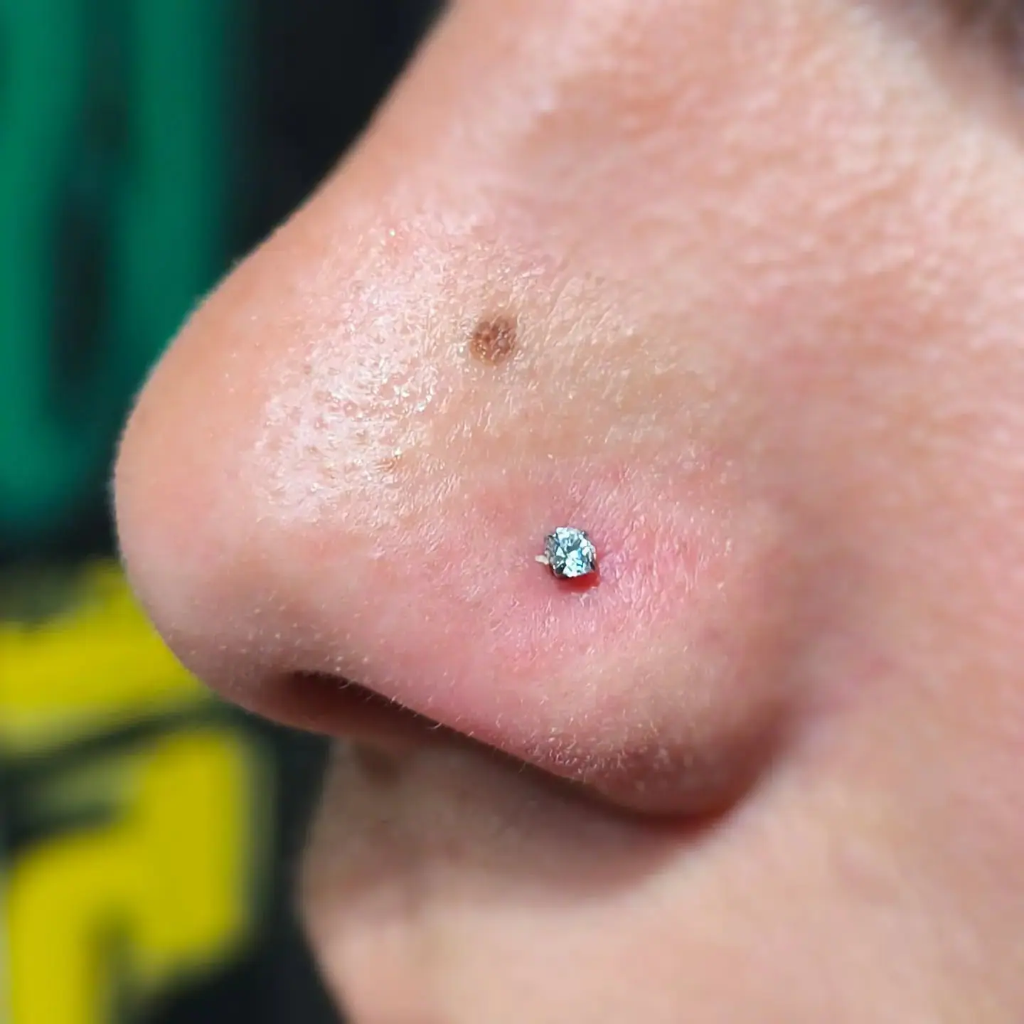 Piercing na narina com labret de titânio e pedra